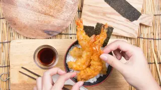Chrupiące krewetki w cieście tempura na ryżu, gotowe do jedzenia. Prosty tempura przepis na pyszny obiad.