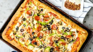 Pyszna pizza z pieczarkami, papryką, oliwkami i pepperoni. Idealny przepis na pizzę dla całej rodziny.