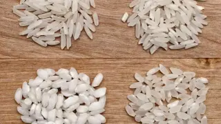 Cztery kupki ryżu na drewnianym tle. Dwie górne to długie ziarna, idealne do risotto. Dwie dolne to krótsze, bardziej okrągłe ziarna.