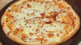 Pyszna pizza z twarogu, obficie posypana serem i płatkami chili, czeka na spróbowanie.