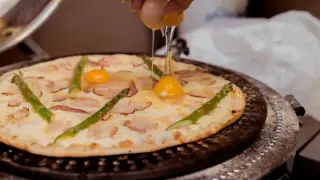 Na pizzę z boczkiem i szparagami dodawane jest jajko.